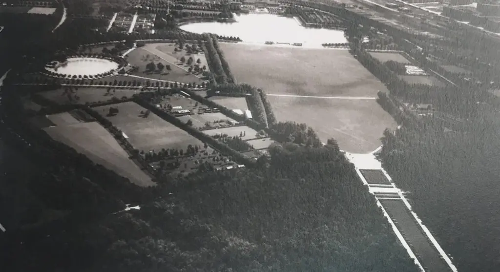 Historische Luftaufnahme der Festwiese mit der doppelreihigen Ulmeneinfassung
