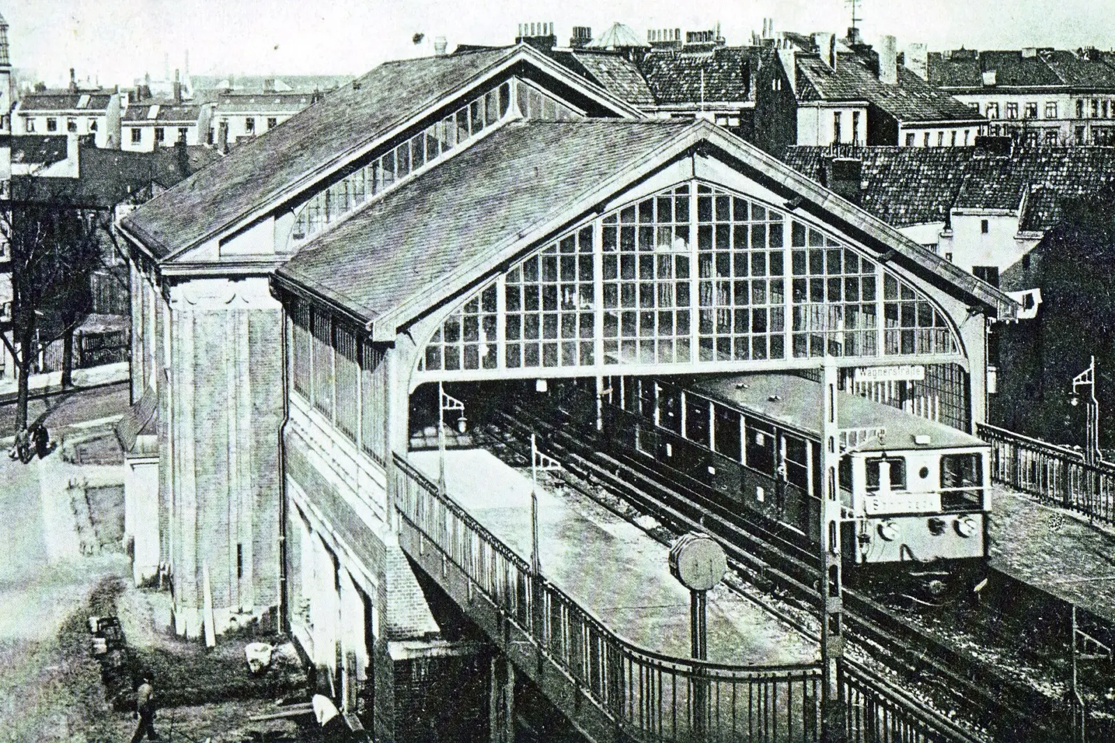 Historische Aufnahme des Hamburger Hochbahnhofs Wagnerstraße von 1912: Glashalle über dem Bahnsteig, ein Zug fährt ein