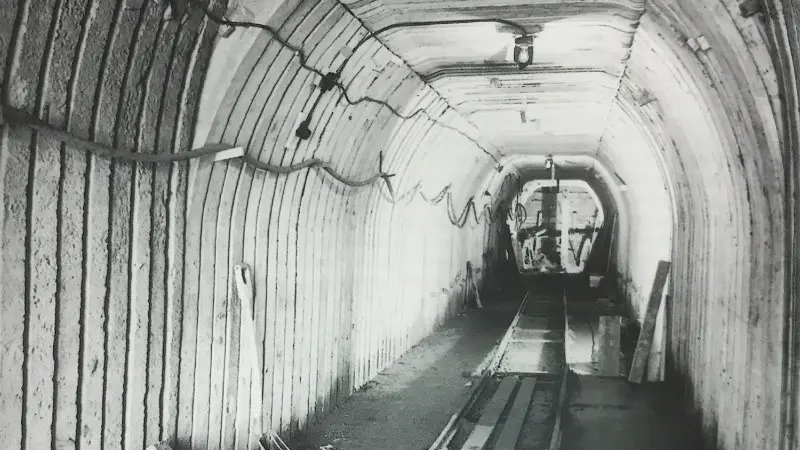 Bau des Stollenbunkers Historische Innenaufnahme eines im Ausbau befindlichen Stollens