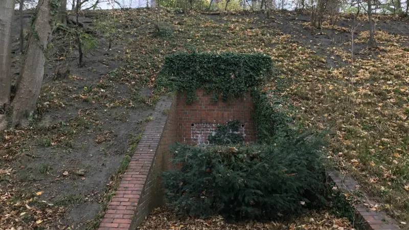 Vermauerter Zugang zum Stollenbunker Vermauerter Zugang zum Stollenbunker in Planten un Blomen