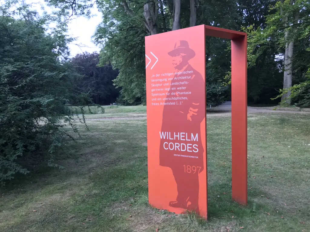 Informationsstele zu Wilhelm Cordes auf dem Friedhof Ohlsdorf