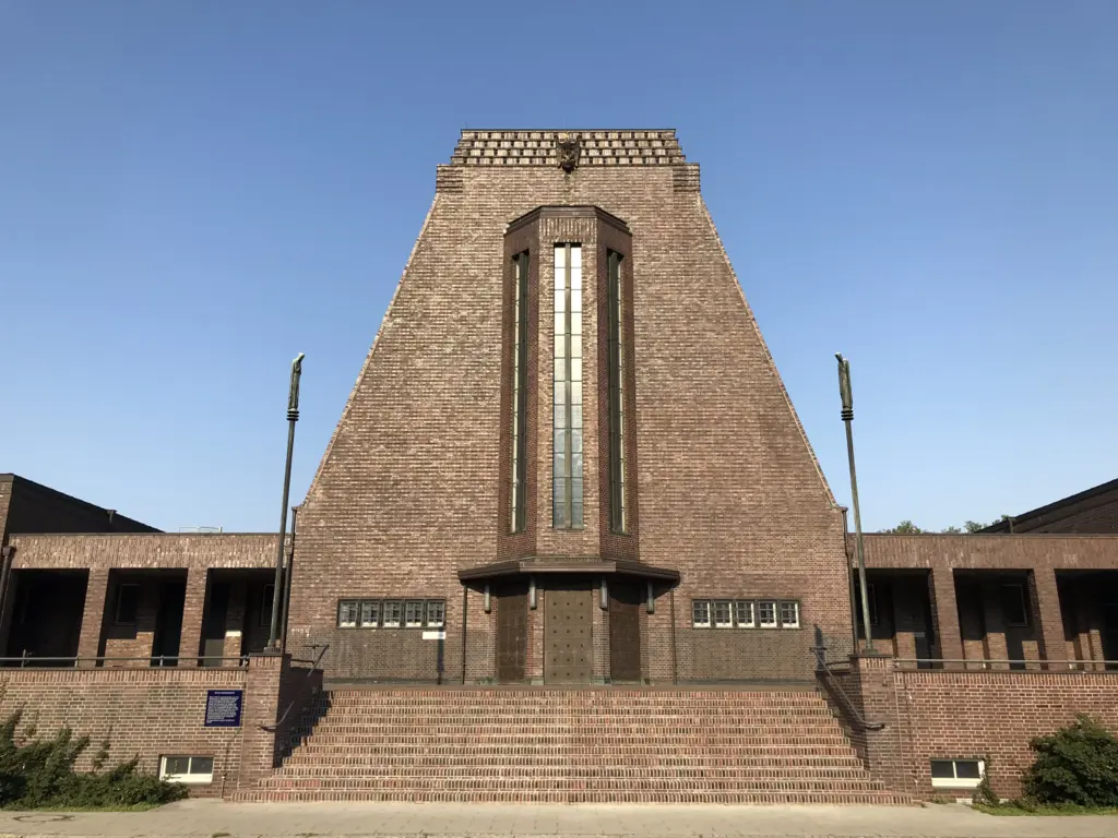 Neues Krematorium von Fritz Schumacher auf dem Friedhof Ohlsdorf