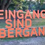 Eingangsbereich des Friedhofs Ohlsdorf in Hamburg