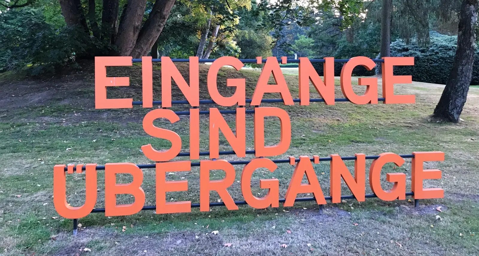 Eingangsbereich des Friedhofs Ohlsdorf in Hamburg