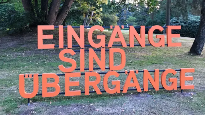Eingangsbereich des Friedhofs Ohlsdorf in Hamburg