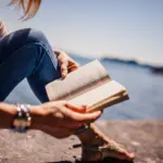 Aufgeschlagenes Buch neben einer Tasse Kaffee