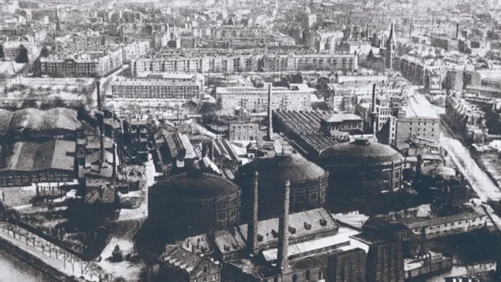 Historische Industrieanlagen am Barmbeker Gasometer im Winter