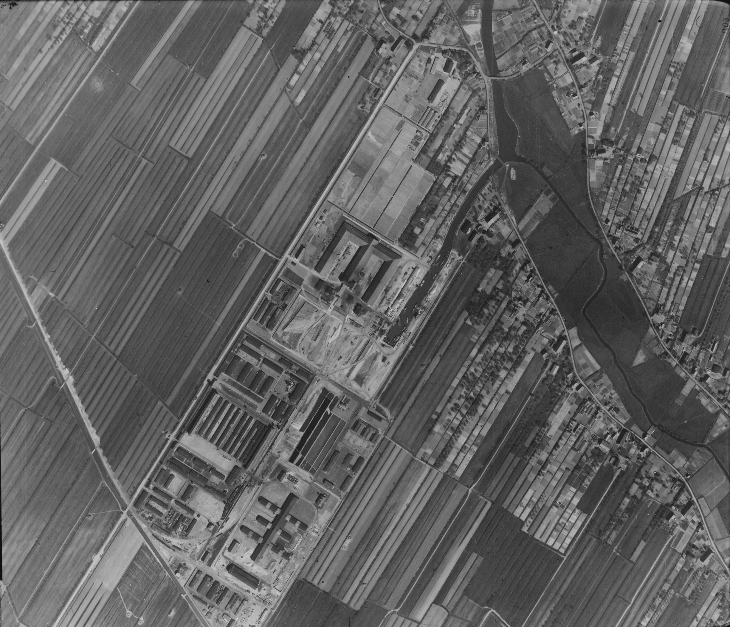 Britische Luftaufnahme des Konzentrationslagers Neuengamme vom 16. April 1945