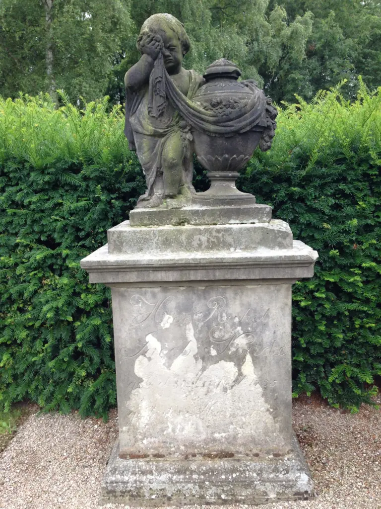 Historisches Grabmal Köpcke im Grabmal-Freilichtmuseum Heckengarten