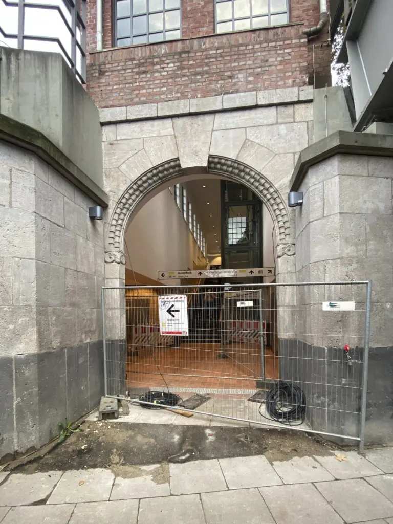 Der wieder geöffnete Rundbogen am U-Bahnhof Saarlandstraße nach dem Umbau
