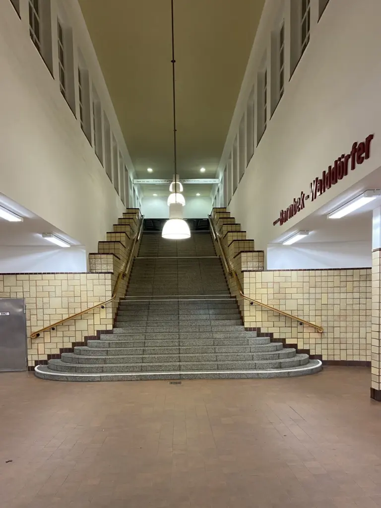 Historische Treppenhalle des U-Bahnhofs Saarlandstraße vor dem Einbau der Aufzüge