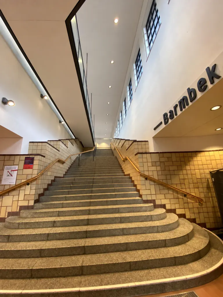 Sanierte große Treppe im U-Bahnhof Saarlandstraße nach dem barrierefreien Umbau