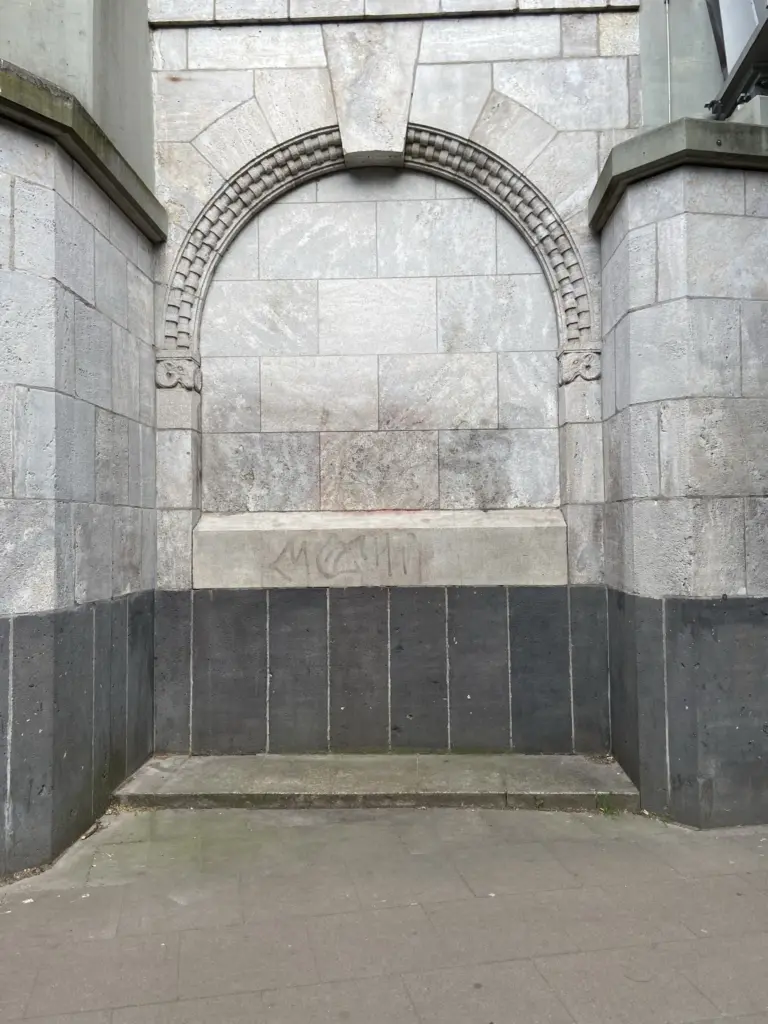 Der zugemauerte Rundbogen am U-Bahnhof Saarlandstraße vor dem Umbau, mit dem Stellwerksgebäude darüber