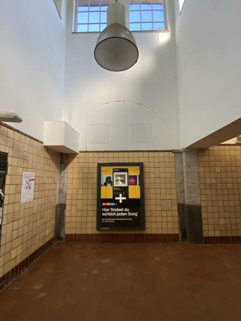 Innenansicht der zugemauerten Öffnung vor dem Umbau, mit Blick zur hohen Decke der Halle