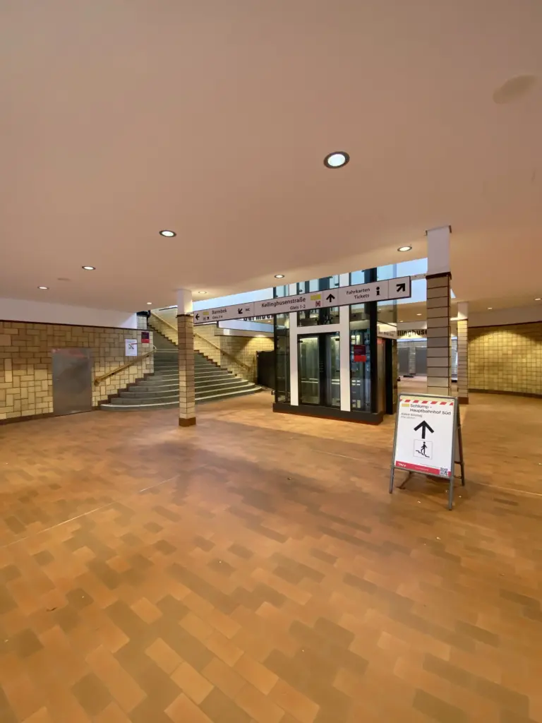 Die Halle 2026 mit Glasaufzug, Treppe und Wegweisern