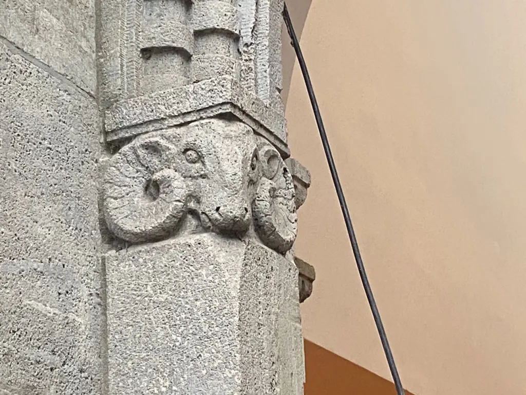 Detailaufnahme des Bauschmucks mit zwei Voluten