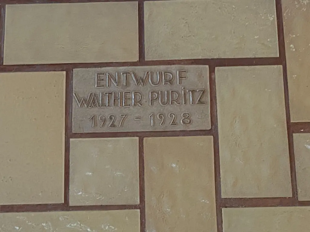 Kachelinschrift „Entwurf Walther Puritz 1927-1928“ in der Eingangshalle