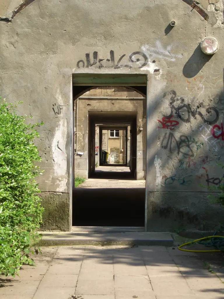 Blick durch hintereinanderliegende Hofdurchgänge in der Berliner Kastanienallee 12