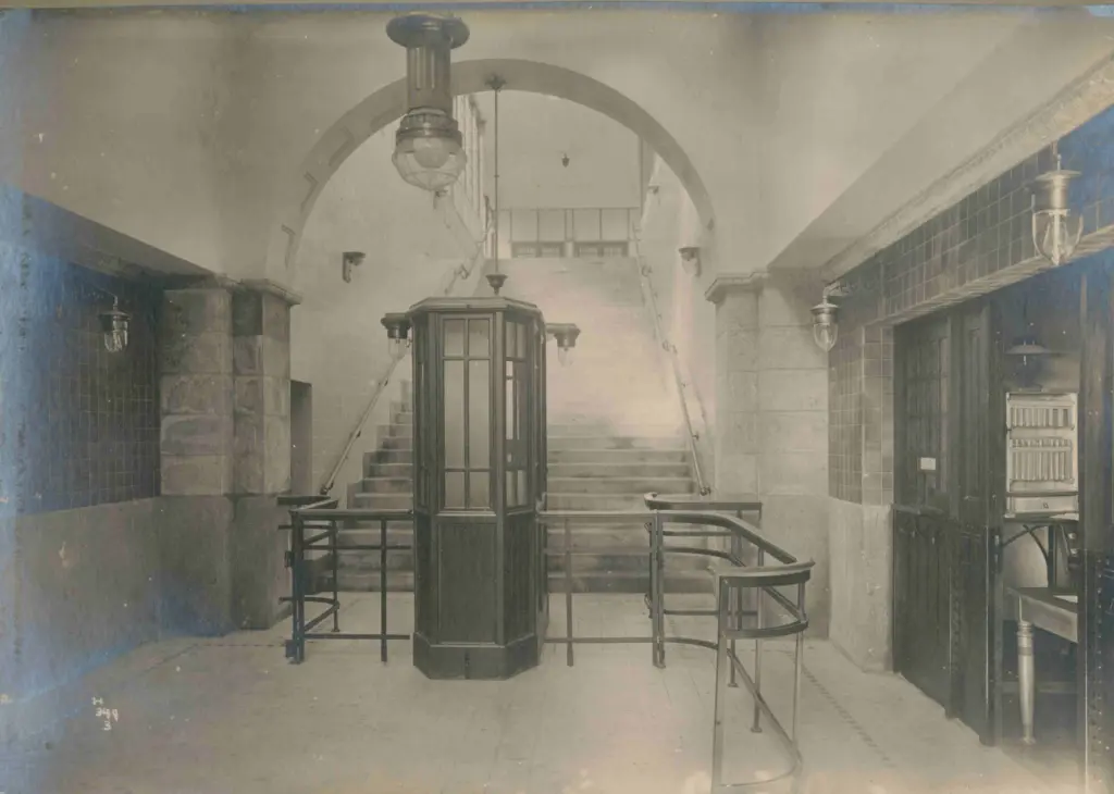 Die Eingangshalle der Haltestelle Flurstraße 1912 mit Fahrkartenhäuschen und Treppe