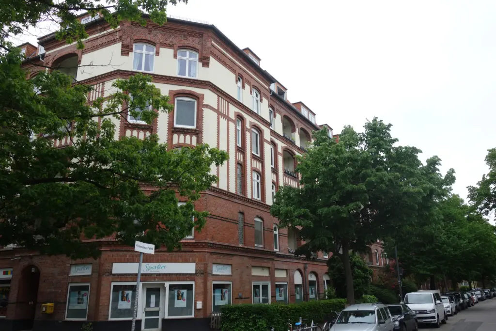 Straßenansicht des PRO-Blocks an der Schleidenstraße in Hamburg-Barmbek