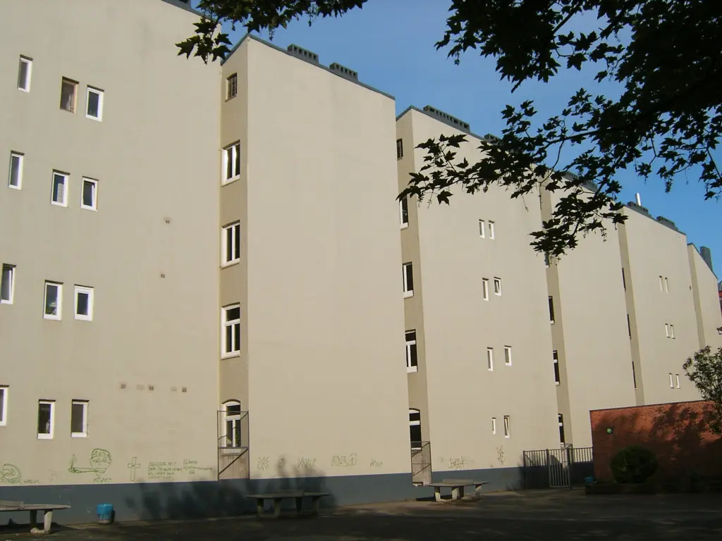 Hofseite von Schlitzbauten in Hamburg-St. Georg mit schmalen Lichtschlitzen