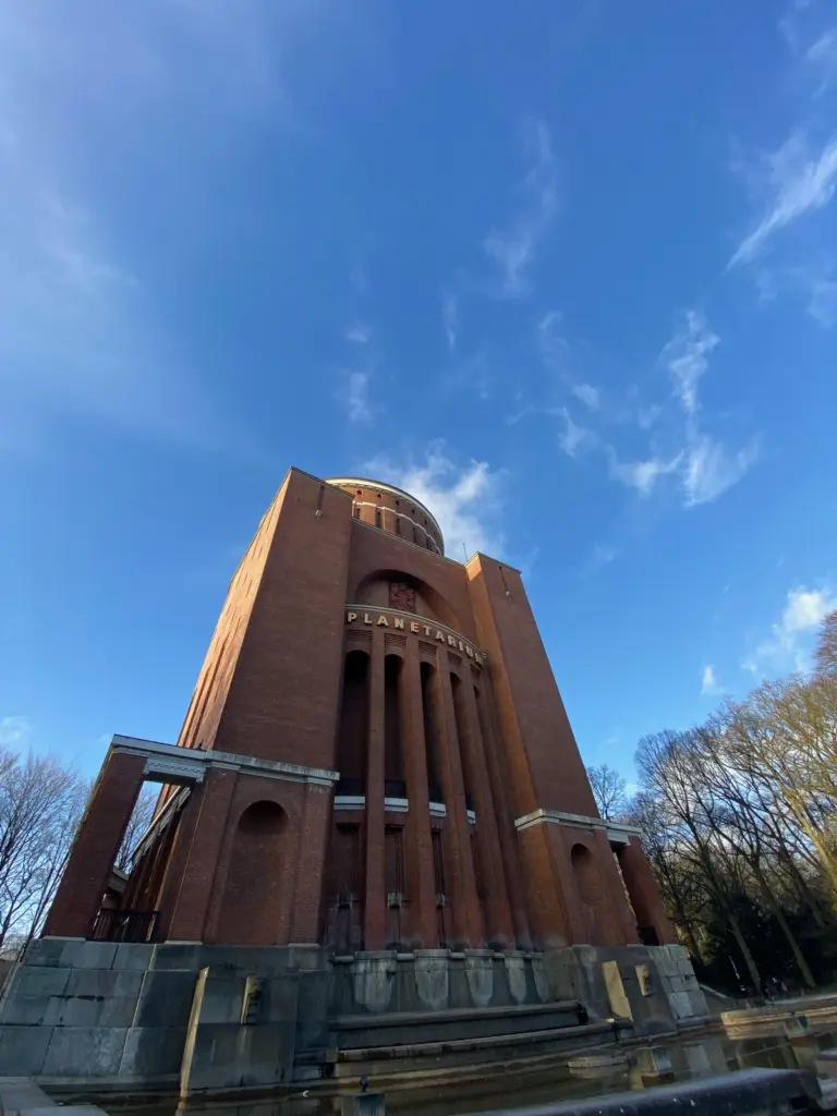 Der frühere Wasserturm im Hamburger Stadtpark, heute Planetarium, mit den Wasserbecken davor