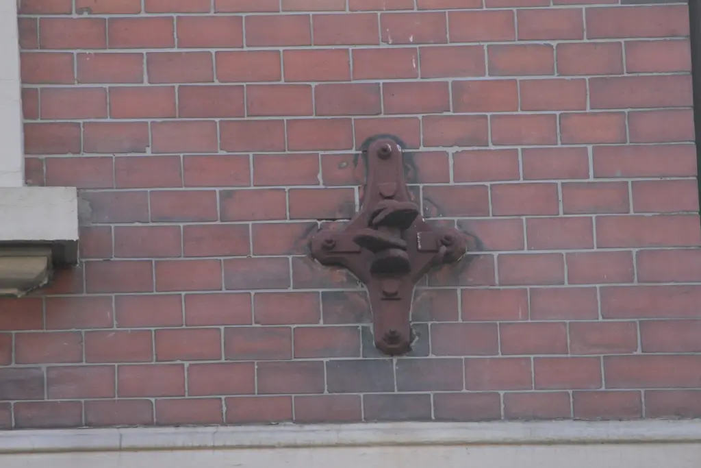 Oberleitungsrosette an einem Wohnhaus in der Waterloostraße in Hamburg-Eimsbüttel