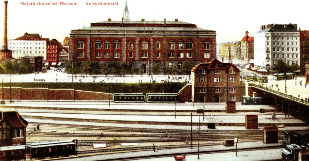 Historische kolorierte Postkarte: Naturhistorisches Museum am Schweinemarkt, davor die Gleise des Hamburger Hauptbahnhofs