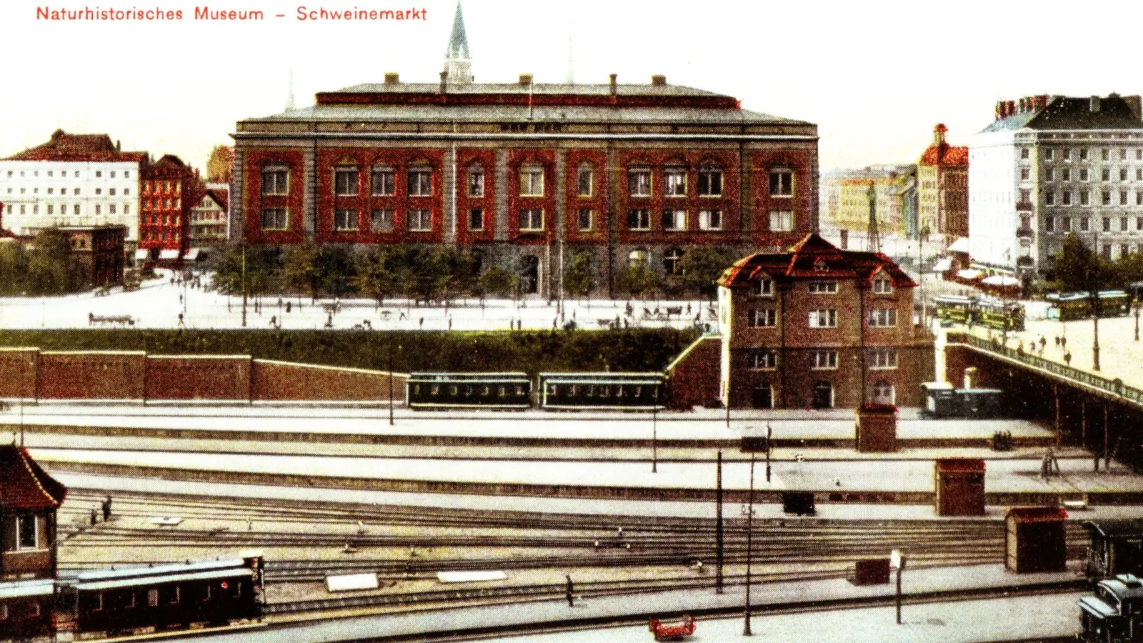 Historische kolorierte Postkarte: Naturhistorisches Museum am Schweinemarkt, davor die Gleise des Hamburger Hauptbahnhofs