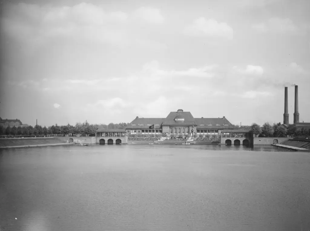 Die Stadthalle im Hamburger Stadtpark von der Seeseite mit Arkaden und Gartenterrasse