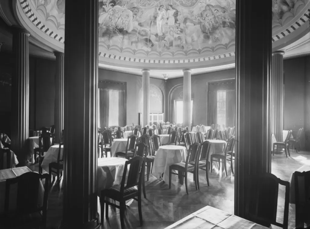 Speisesaal der Stadthalle mit gedeckten Tischen