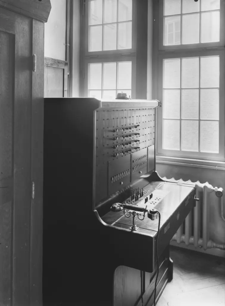 Klappenschrank der Telefonzentrale in der Stadthalle