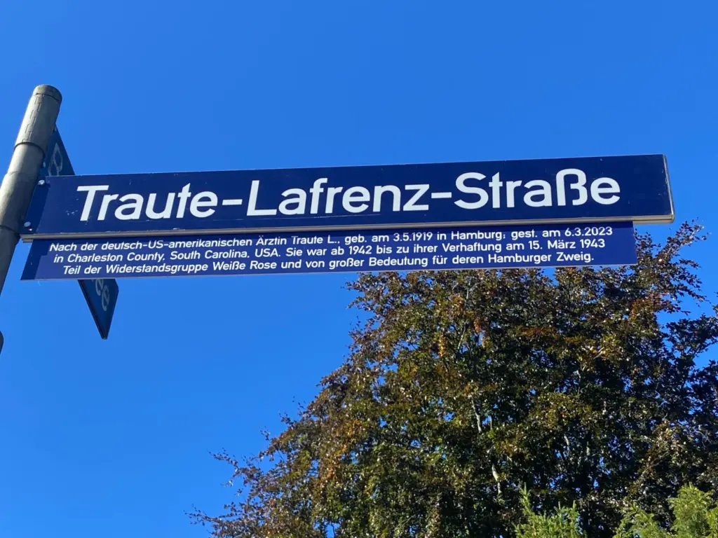 Straßenschild Traute-Lafrenz-Straße mit dem erläuternden Zusatzschild zur Namensgeberin