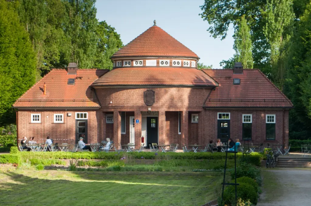 Die Trinkhalle im Hamburger Stadtpark von der Gartenseite
