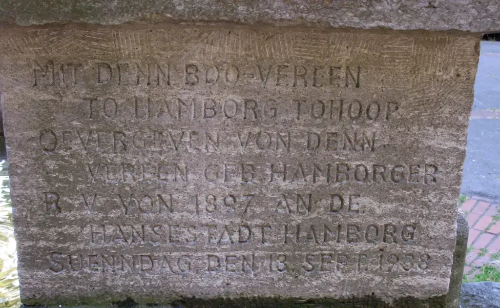 Niederdeutsche Stifterinschrift am Sockel des Hummelbrunnens mit dem Datum 18. September 1938.