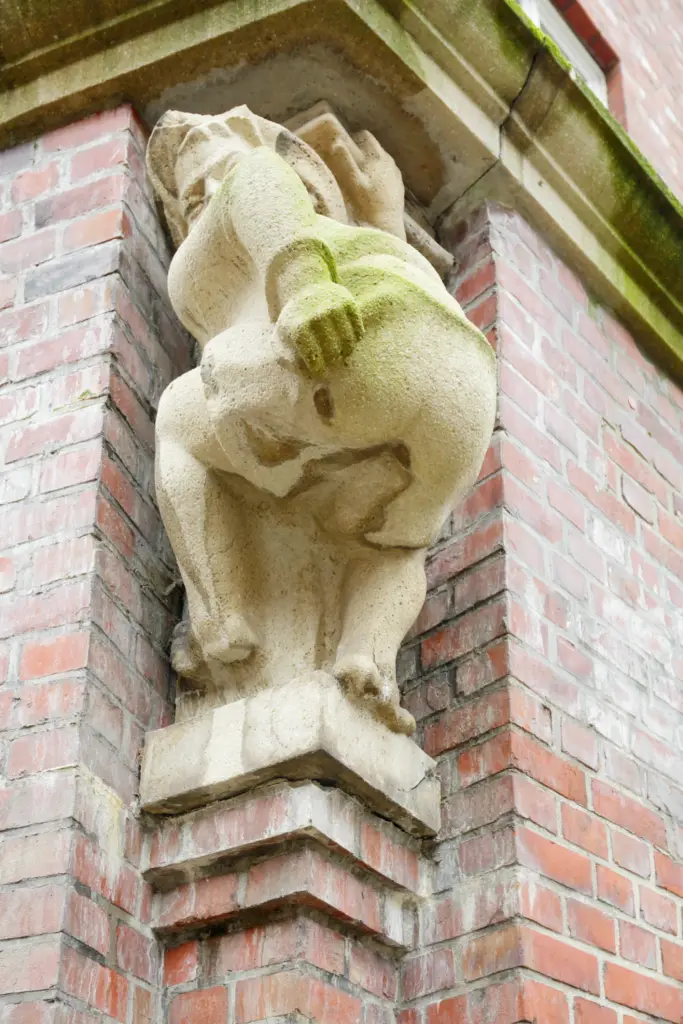 Steinerne Kinderfigur an einer Hausecke am Rademachergang, Teil des Hummel-Denkmals.